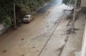 لحظه جاری شدن سیلاب در منطقه سرجوب کرج