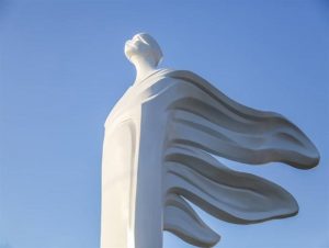 رونمایی از مجسمه ۵۵۰ میلیون تومانی پرستار در کرج حاشیه ساز شد