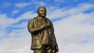 آتش زدن مجسمه شهید سلیمانی در شهرکرد به دست افراد ناشناس