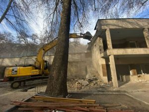 بنای وزارت نیرو در بستر رودخانه کرج تخریب شد
