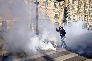 پلیس فرانسه به معترضان گاز اشک آور شلیک کرد