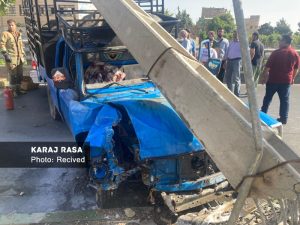 برخورد نیسان با تیر چراغ برق در بلوار باغستان