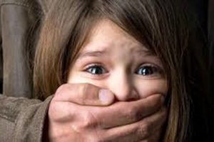 آزار جنسی دختر ۶ ساله توسط روباه پیر کرج | مرد کارتن‌ خواب نازگل را نجات داد