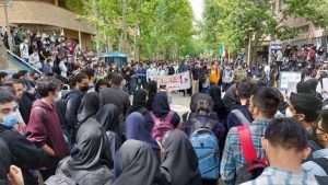 تحقیر تجمع کنندگان در خیابانها، آنها را عصبانی تر می کند