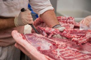 توزیع گوشت گرم گوسفندی و مرغ با قیمت تعادلی در کرج