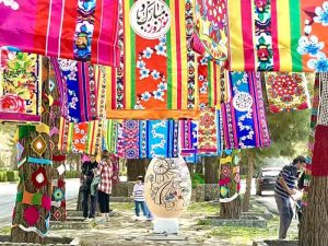 خلق آثار هنری روی تنه درختان در کرج