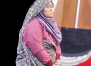 عکس | دختر قداره کش در کلانتری / وقت حرف زدن ندارم؛ آدم کشته ام!