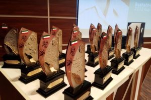 اهداء تندیس شهید امیر عبداللهیان به رئیس اتاق بازرگانی البرز