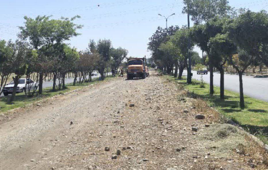 ادامه عملیات خاکبرداری رفیوژ میانی پیاده راه دوم بلوار امام خمینی(ره)