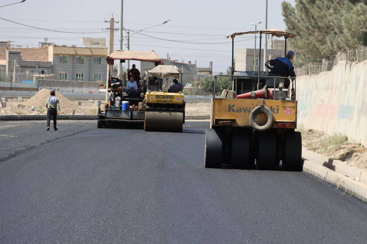 آغاز عملیات آسفالت کمربندی بلوار شورا توسط حوزه عمرانی شهرداری ماهدشت