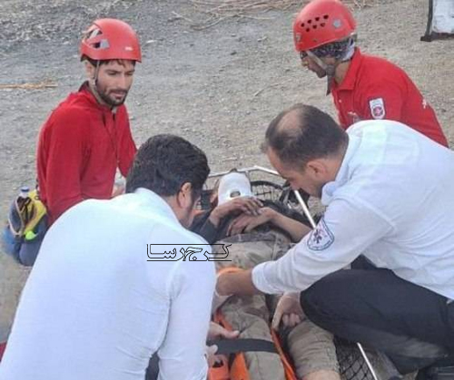 نجات کوهنورد سقوط کرده به دره ۳۰ متری در کرج نجات کوهنورد سقوط کرده به دره ۳۰ متری در کرج